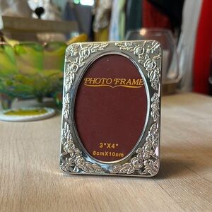 VINTAGE | Silver Colored Floral Photo Frame